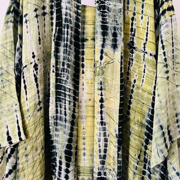 Loutus Kimono featuring sustainable Silk size large for the Queens  10 to 14 - Picture 17 of 17